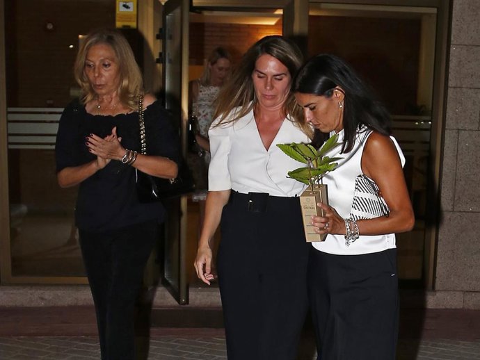 Maribel Yébenes y su hija Miryam abandonando el tanatorio de Antonio García-Ordóñez este domingo