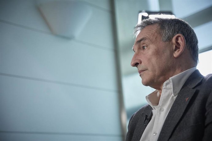 Archivo - El portavoz adjunto de UP, Enrique Santiago, durante una entrevista para Europa Press en el Congreso de los Diputados, a 29 de diciembre de 2022, en Madrid (España).