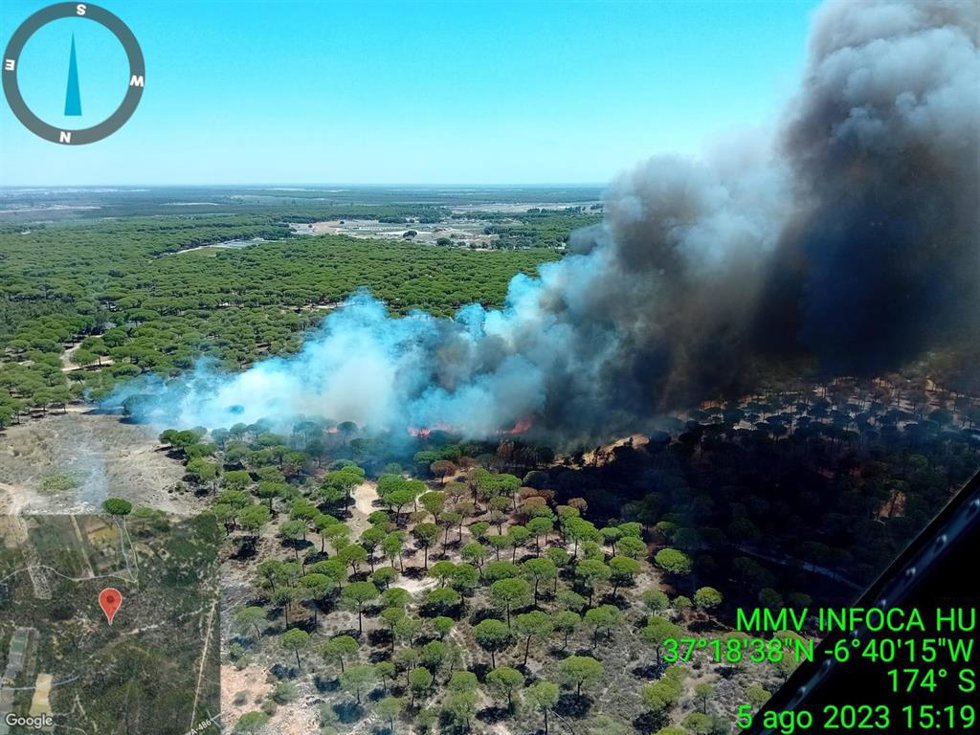 Imagen del sábado durante el incendio que se inició en Bonares (Huelva).