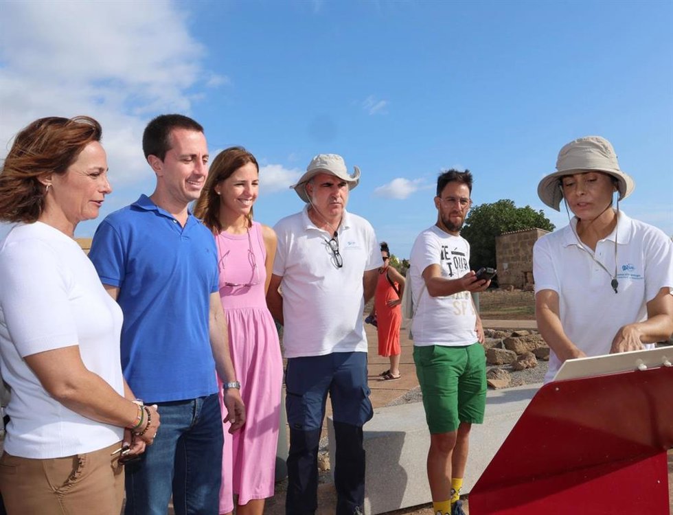 El presidente del Consell de Mallorca, Lloren Galmés, y la vicepresidenta y consellera de Cultura y Patrimonio, Antnica Roca, visitan Pollentia