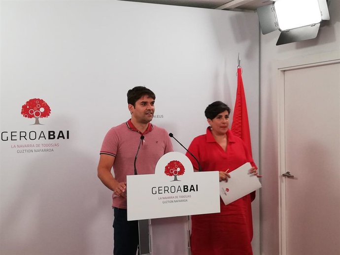 Pablo Azcona y María Solana, parlamentarios de Geroa Bai, durante una rueda de prensa.