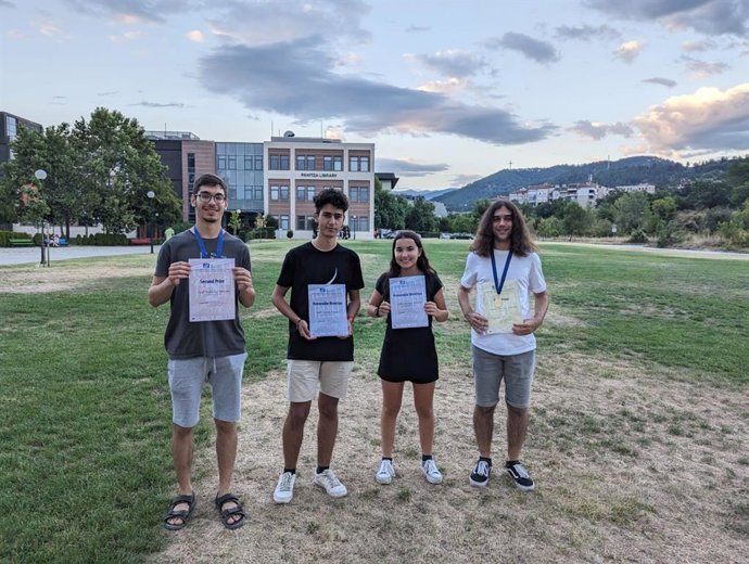 Equipo de matemáticas de la Universidad de Sevilla con los galardones del Internacional Mathematics Competition.