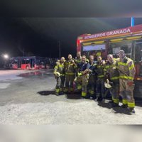 Las primeras hipótesis apuntan a que el origen del fuego que ha calcinado ocho buses en Granada fue "fortuito"