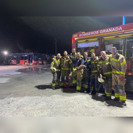 Bomberos de Granada tras el incendio de las cocheras de Rober en el Cerrillo de Maracena, en la madrugada de este lunes