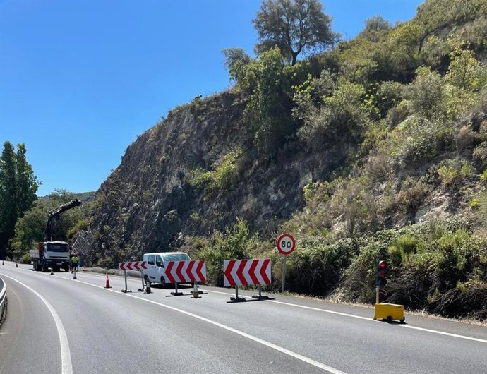 Talud que protegerá la Junta junto a la A-339, en Priego.