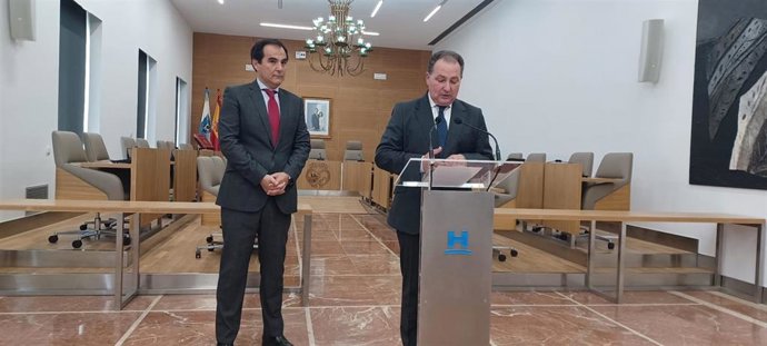 El consejero de Justicia, Administración Local y Función Pública, José Antonio Nieto, junto al presidente de la Diputación de Huelva, David Toscano.