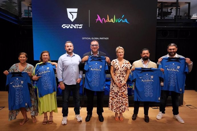 El consejero de Turismo, Cultura y Deporte, Arturo Bernal, en la sede del club de esports malagueño Giants, primer equipo español que compite en el mundial de Valorant (Champions Los Angeles 2023).