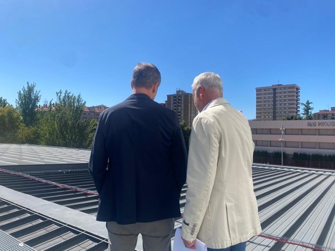Los concejales del Ayuntamiento de Logroño, Miguel Sáinz y Ángel Andrés, visitan la instalación de placas solares del Centro Deportivo Municipal Lobete.