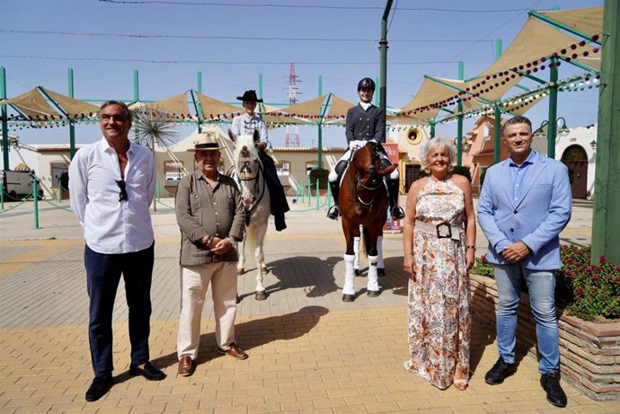 La concejala delegada de Servicios Operativos, Playas y Fiestas, Teresa Porras, presenta las novedades del Real de la Feria de Cortijo de Torres