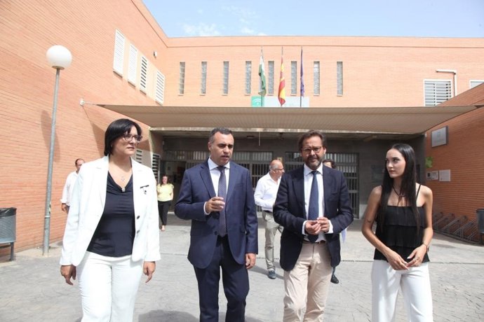 Visita de la Junta y el Ayuntamiento al instituto de Alhendín