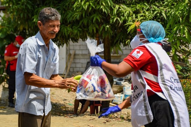 Archivo - Asistencia humanitaria de Cruz Roja en Ecuador.