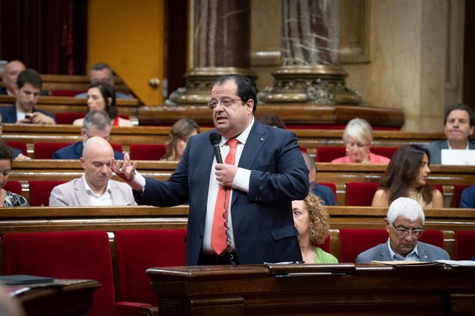El conseller de Interior, Joan Ignasi Elena, interviene durante el último pleno de la legislatura, en el Parlament de Catalunya, a 26 de julio de 2023