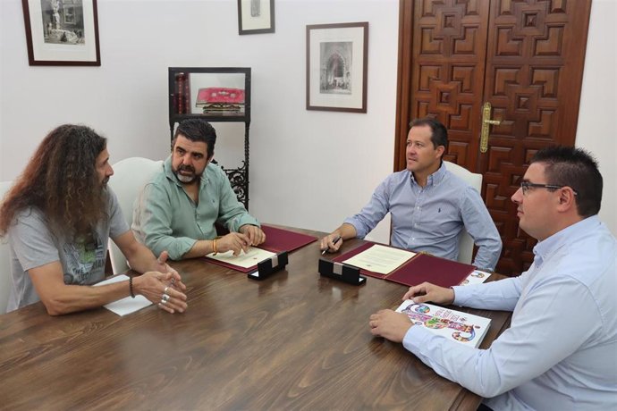 El alcalde de Toledo, Carlos Velázquez, ha firmado un convenio de colaboración con la Asociación Provincial de Empresarios de Hostelería y Turismo de Toledo.