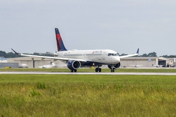 Archivo - Un avión de Delta AirLines aterrizando en el Aeropuerto Internacional de Ciudad de México.