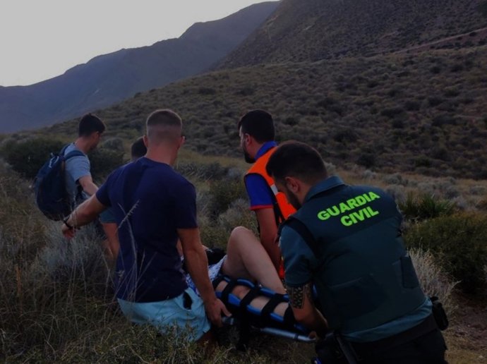 Mujer rescatada tras precipitarse por una ladera en Níjar (Almería).