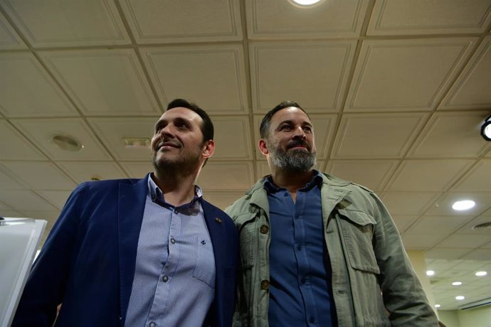 Archivo - El presidente de Vox en Ceuta, Juan Sergio Redondo, y el líder de Vox, Santiago Abascal, en una imagen de 22 de mayo de este año.