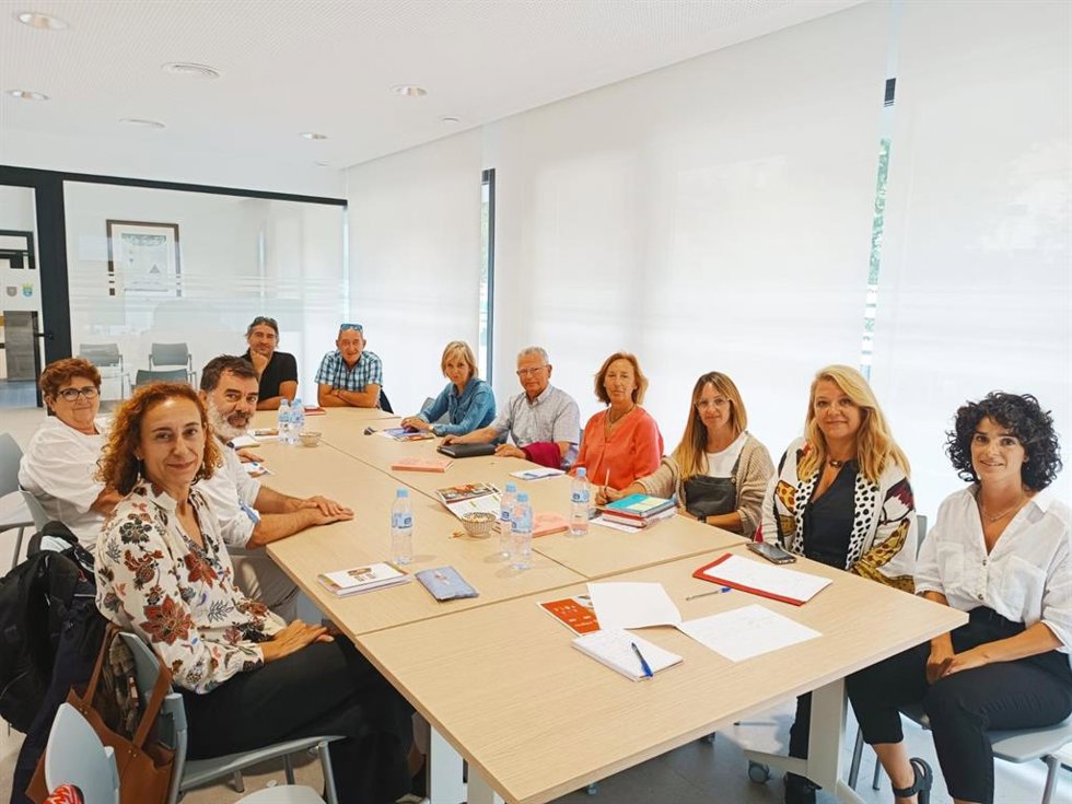 Un momento de la reunión del consejero Santos con alcaldes de la Zona Media