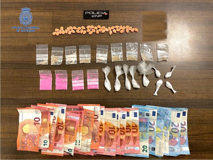 Cantidades de droga y dinero en efectivo intervenido en una de las actuaciones policiales de este fin de semana.