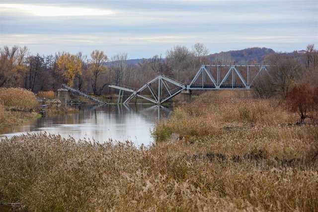 Archivo - Un puente destruido en la región de Kupiansk, en el este de Ucrania