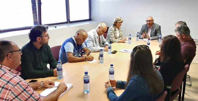 Rocío Huerta, primera por la izquierda, y Juan Carlos Aguilera, a su derecha, con los representantes de los trabajadores de la empresa Xata Roxa y representantes de las federaciones de industria de UGT y CCOO.