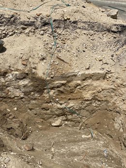 La aparición de unos presuntos "restos arqueológicos" paraliza unas obras de reurbanización en La Línea