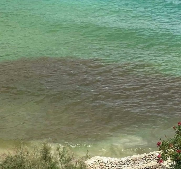 Vertidos este domingo en la playa de Cala Maral