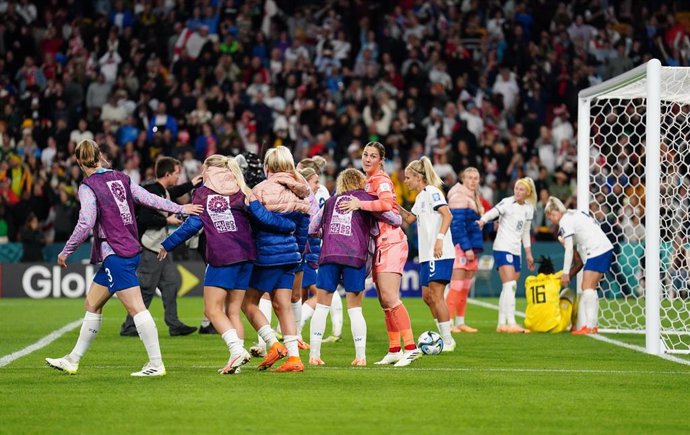 Las jugadoras inglesas celebran su pase a los cuartos de final del Mundial de Australia y Nueva Zelanda