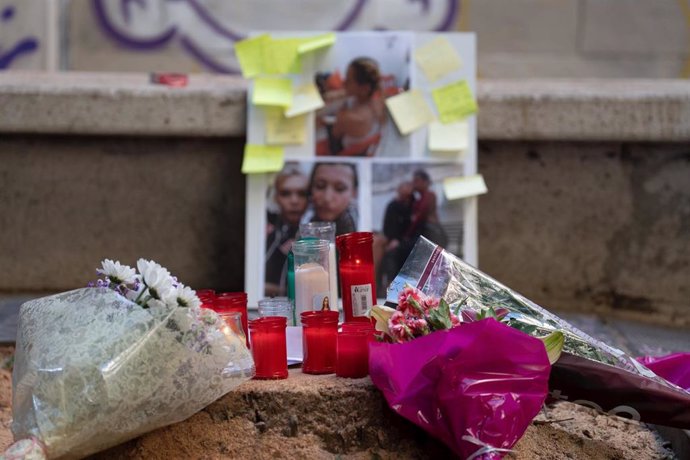 Flores y fotos durante el acto en memoria de la mujer muerta por la caída de una palmera, en plaza Emili Vendrell, a 4 de agosto de 2023, en Barcelona, Cataluña (España). 
