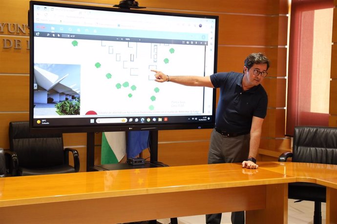 El alcalde de El Ejido, Francisco Góngora, muestra el proyecto del Agriculture Experience Center.