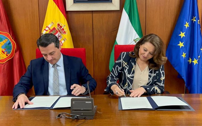 José María Bellido y Carmen Crespo durante la firma de acuerdos en materia hídrica para Córdoba.