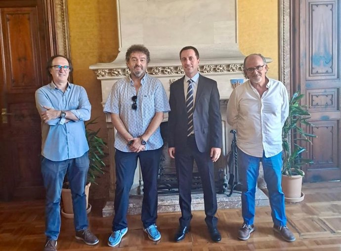 El presidente del Consell de Mallorca, Lloren Galmés, con el presidente de Afedeco, Antoni Gay, el vicepresidente, Pedro Miró, y el secretario general, Antonio Vilella.