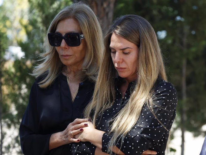 Maribel y Myriam Yébenes, en el último adiós a Antonio García-Ordóñez este lunes en el tanatorio de La Paz