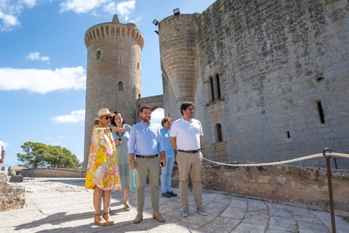 El regidor de Turismo y Cultura del Ayuntamiento de Palma, junto con otros responsables del área de Cultura, en su visita al Castillo de Bellver
