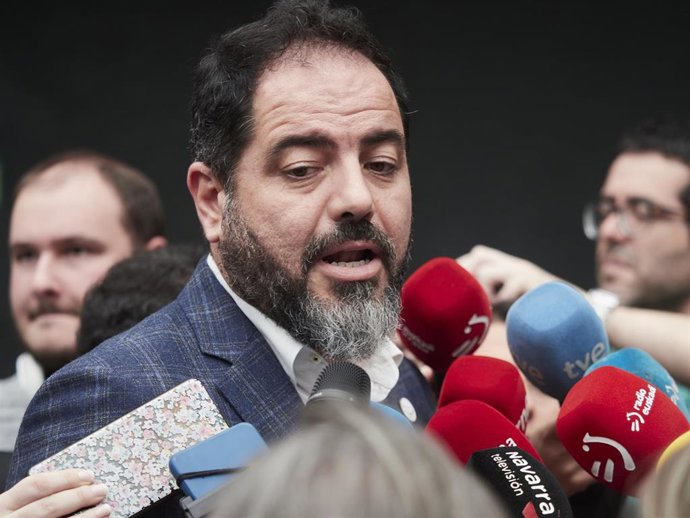 Archivo - El portavoz socialista en el Parlamento de Navarra y secretario de Organización del PSN, Ramón Alzórriz.