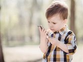 Foto: Cómo evitar que el móvil se convierta en la niñera de tus hijos este verano