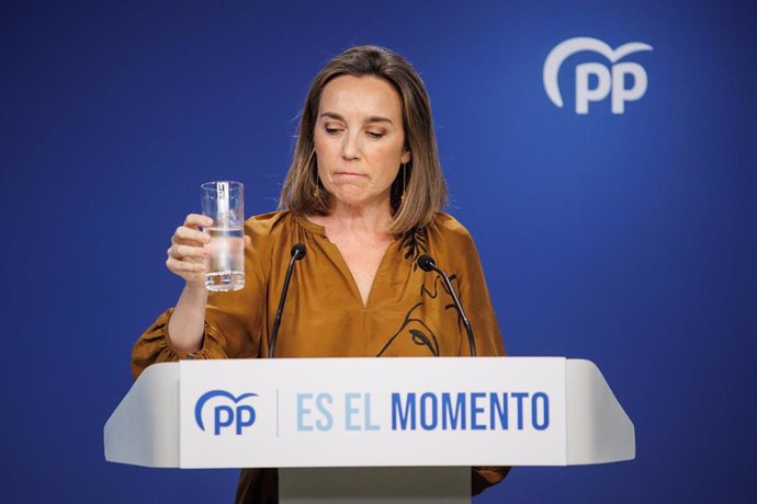 La secretaria general del PP, Cuca Gamarra, bebe agua durante una rueda de prensa, en la sede del PP, a 31 de julio de 2023, en Madrid (España). Durante la comparecencia, Gamarra, ha exigido al presidente del Gobierno en funciones, que asuma que es "el 
