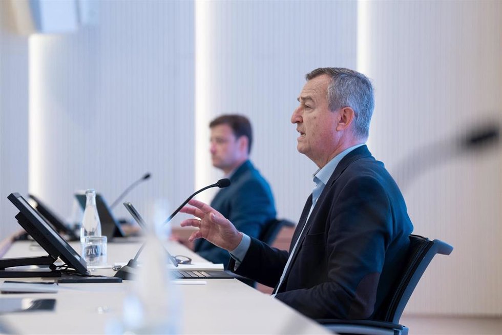 El consejero delegado de Banco Sabadell, César González-Bueno (d), y el director financiero de Banco Sabadell, Leopoldo Alvear (i), durante una rueda de prensa de presentación de los resultados de la empresa del primer semestre del 2023, en la sede del