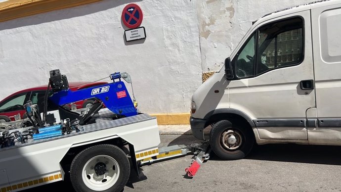 La Policía Local de El Puerto (Cádiz) recupera una furgoneta robada estacionada en un vado