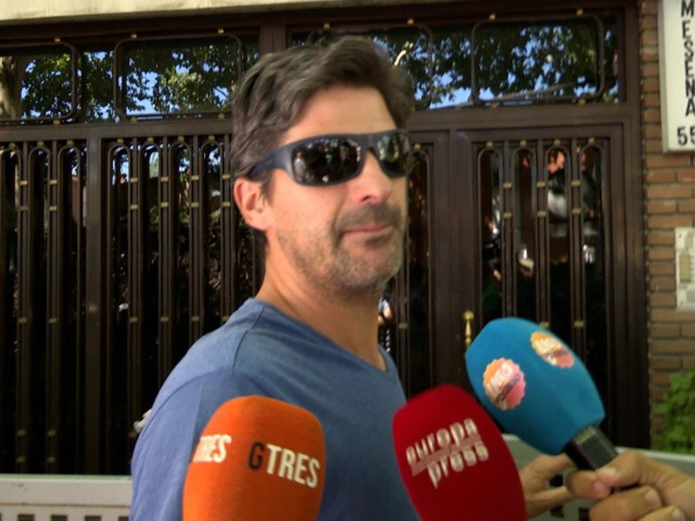 Rodolfo Sancho en el exterior de la vivienda familiar.