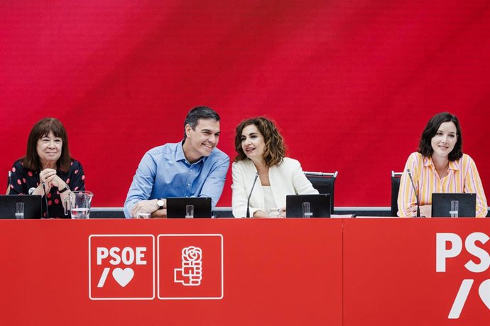 (I-D) La vicepresidenta primera del Senado y presidenta del PSOE, Cristina Narbona; el presidente del Gobierno de España y secretario general del PSOE, Pedro Sánchez; la ministra de Hacienda, María Jesús Montero