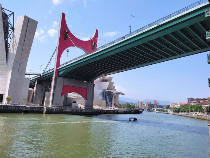 El Museo Guggenheim y el puente de La Salve en una jornada soleada