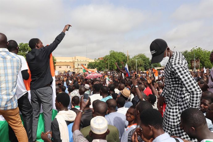 03 August 2023, Niger, Niamey: Protesters take part in a protest in support of the coup plotters in Niger's capital Niamey. During the demonstration, slogans against France were shouted and Russian flags were carried. Photo: Djibo Issifou/dpa