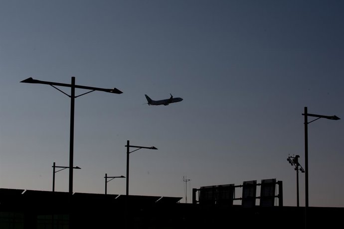 Archivo - Arxivo - Un avió sobrevola l'Aeroport de Barcelona-El Prat, a 19 de novembre de 2021, al Prat de Llobregat, Barcelona, Catalunya (Espanya). 