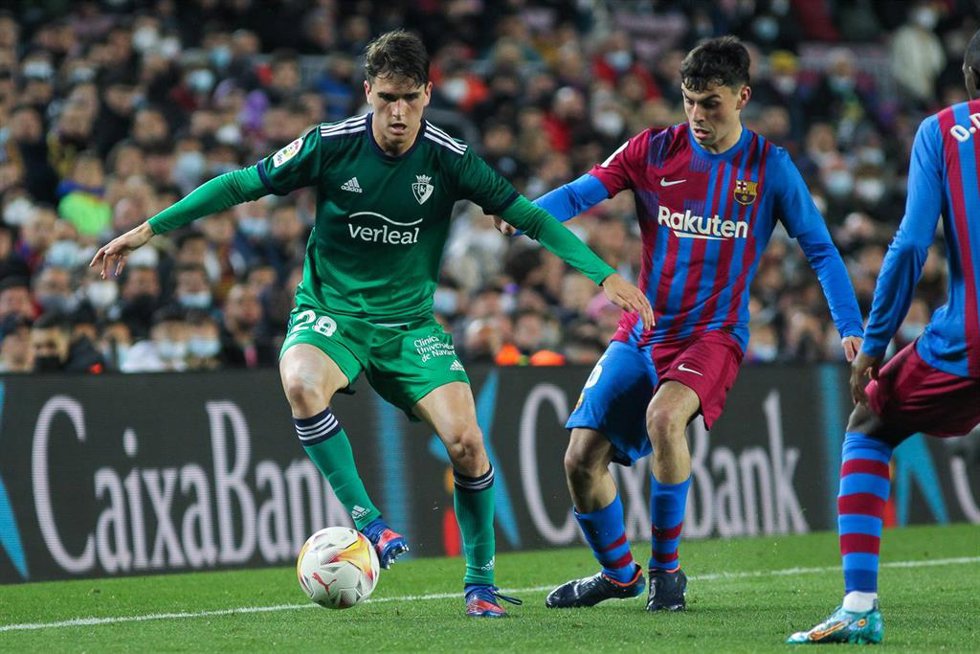 Archivo - Javi Martínez y Pedri en un Barcelona-Osasuna