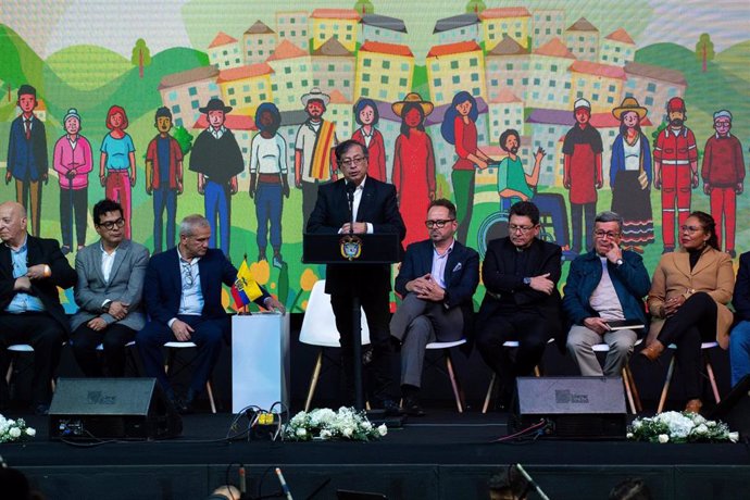 El presidente de Colombia, Gustavo Petro, durante una ceremonia para iniciar un alto el fuego de seis meses como parte de un proceso para iniciar una paz permanente entre el ELN y el Gobierno