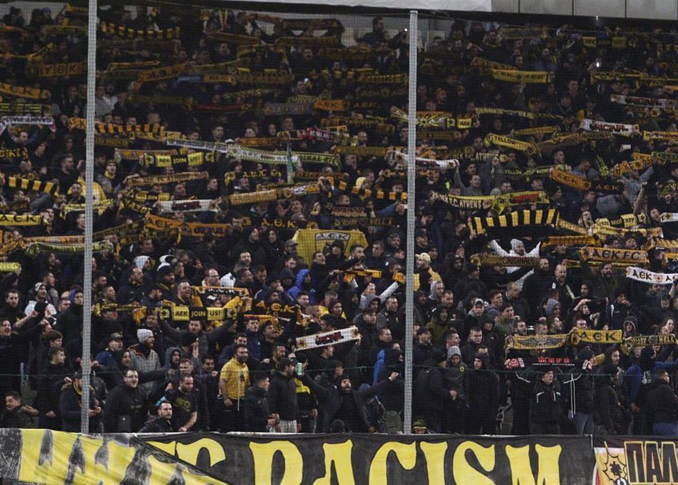 Archivo - Imagen de archivo de aficionados del club griego AEK Athens