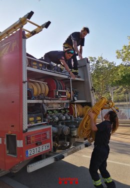 Les dotacions de Bombers de la Generalitat comencen a recollir línies d'aigua per tornar al parc.