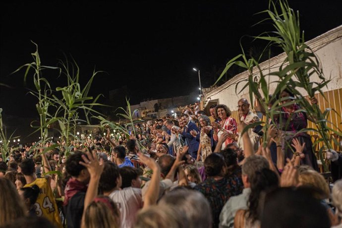 Archivo - Numerosas personas en es Pla, en Menorca.