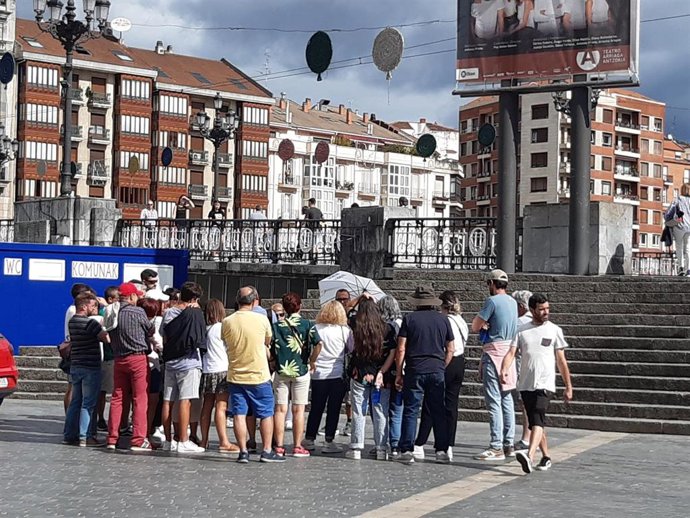 Archivo - Un grupo de turistas en Bilbao.