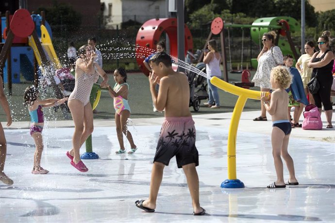 Archivo - Niños en el nuevo parque de agua de Camargo.